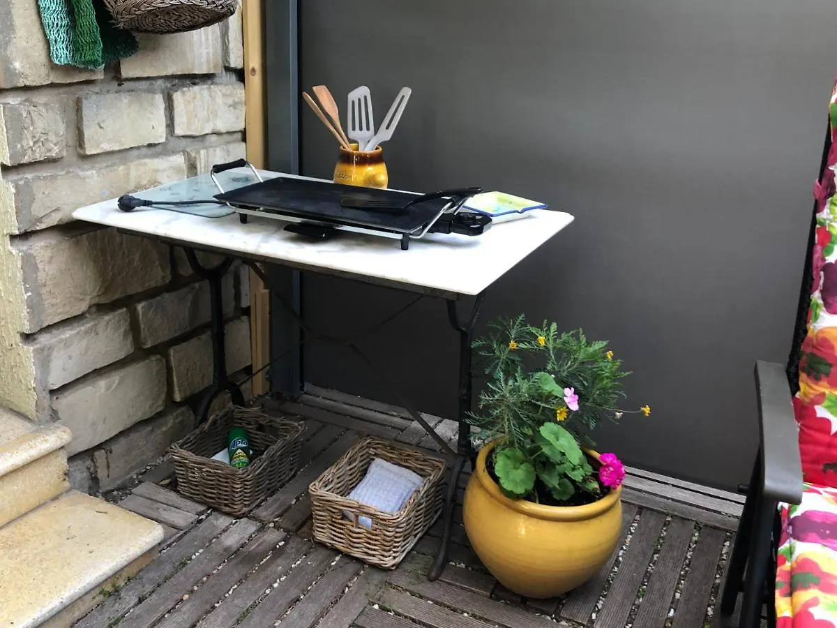 아파트 Votre Sejour A Sanary Dans Bas De Villa Avec Jardinet Terrasse Exposition Est Sud Ouest 400M Du Centre Ville En Zone Pietonne Ou Tout Peut Se Faire A Pied